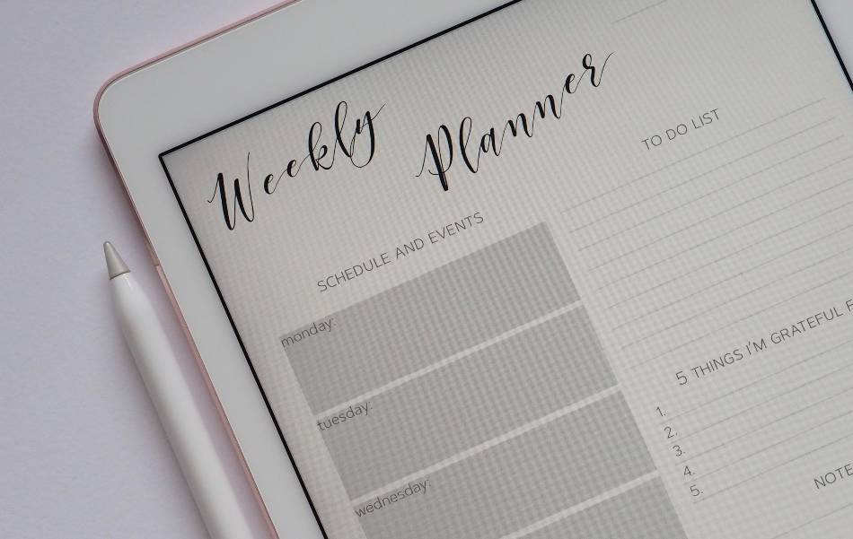 Weekly planner and schedule used to organize divorce mediation meetings and important family law decisions